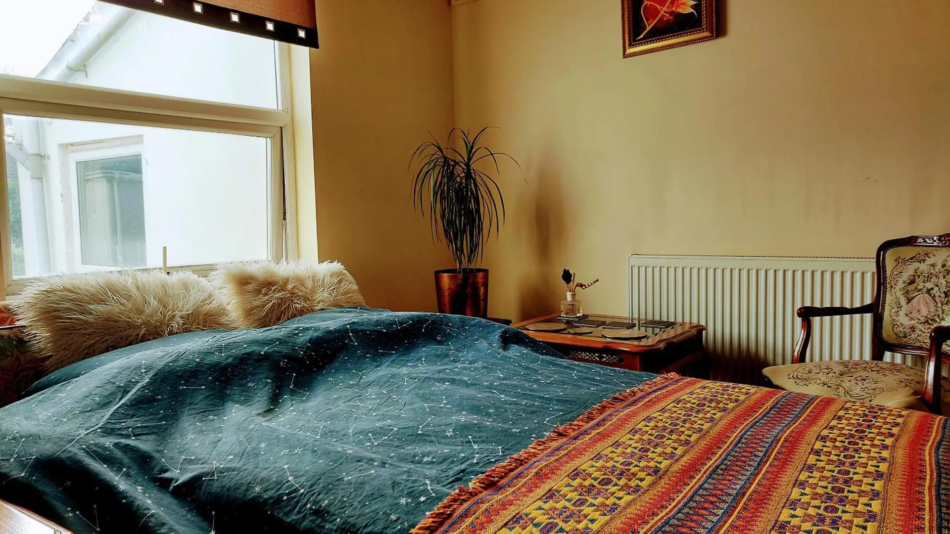 Homestay Racecourse Room In Cheltenham With Bathroom Access.